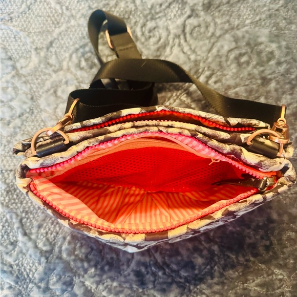 lululemon athletica Camouflage Crossbody Bag - Picture 4 of 7